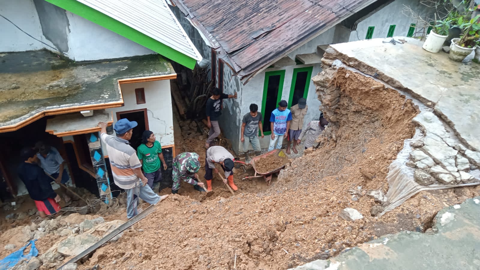 Tebing Longsor Timpa Rumah Warga, Dua Dukuh di Gembong Rawan Longsor