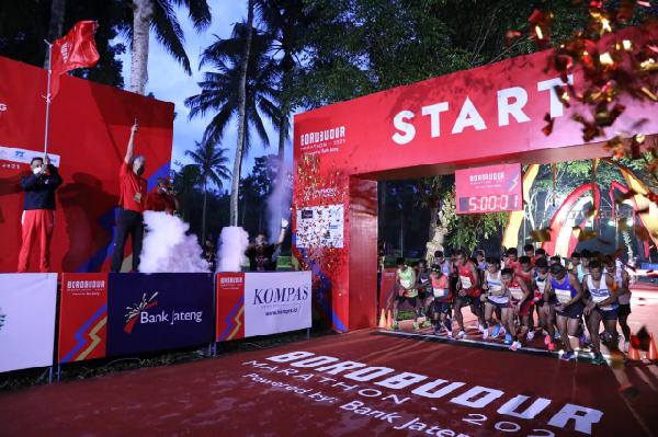 Ganjar Beri Hadiah Tambahan untuk Peserta Elite Race Borobudur Marathon 2021