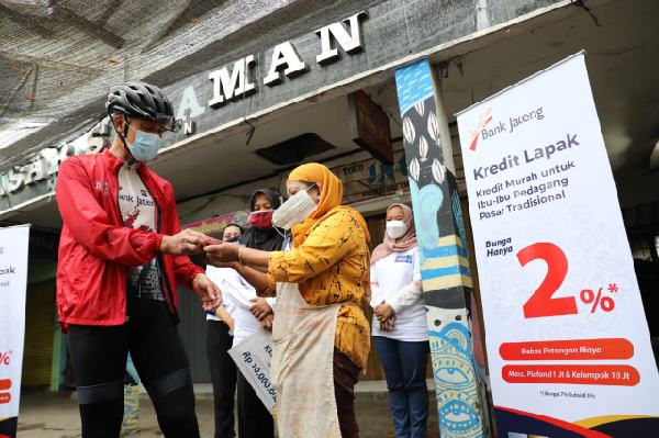 Bantu Pedagang Bangkit Pascapandemi, Ganjar Luncurkan Kredit Lapak Khusus Emak-emak