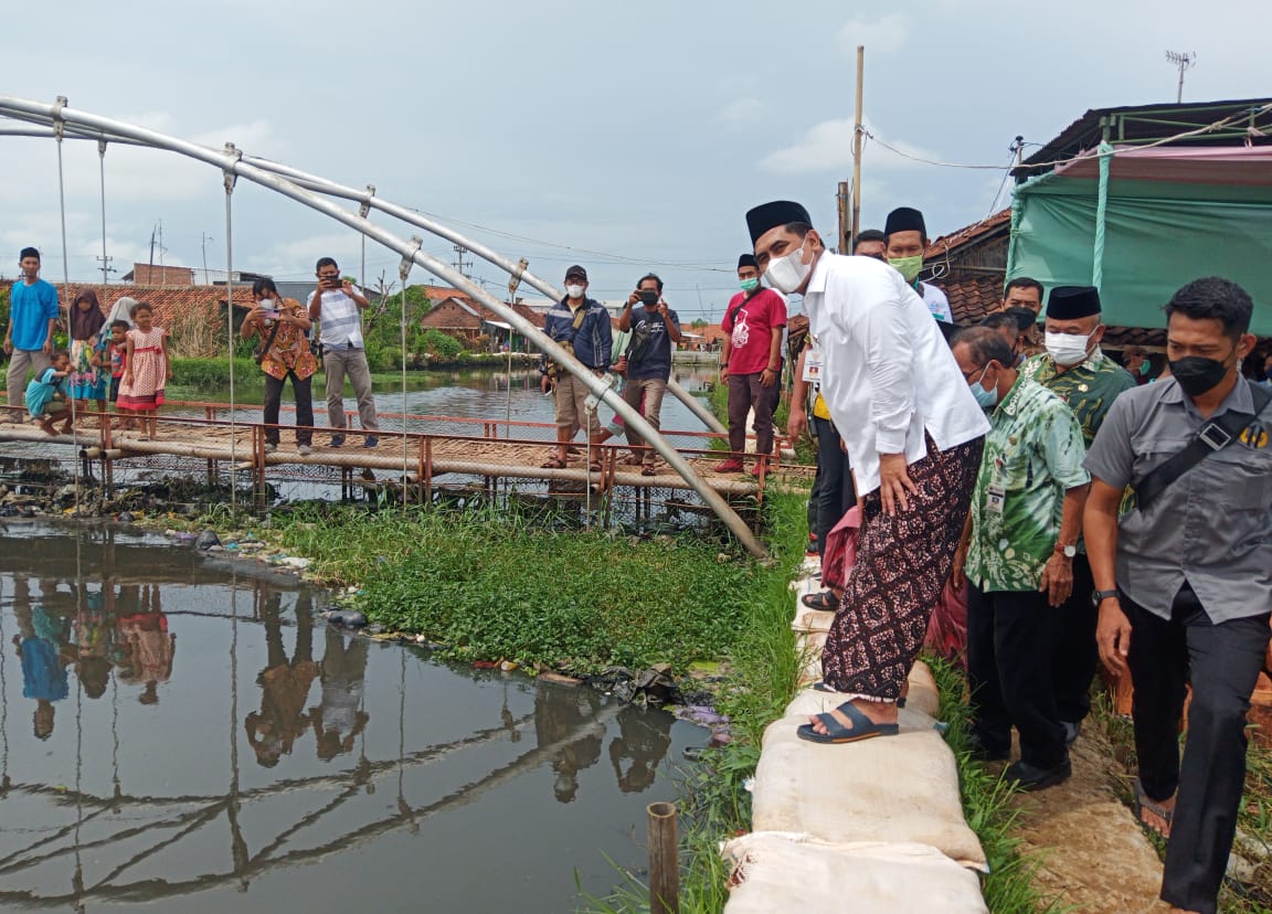 Kunjungi Pasirsari, Taj Yasin Minta Warga Tak Buang Sampah di Sungai