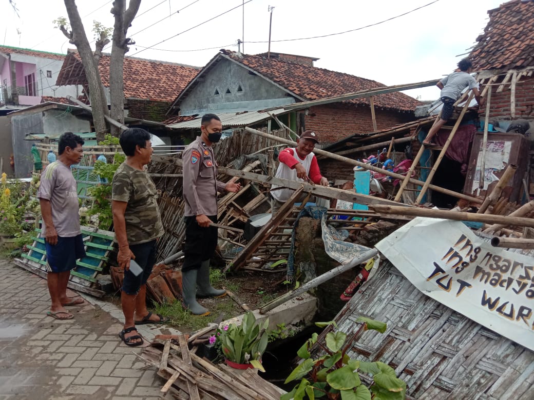 Diguyur Hujan Deras, Dua Rumah di Kandang Panjang Roboh