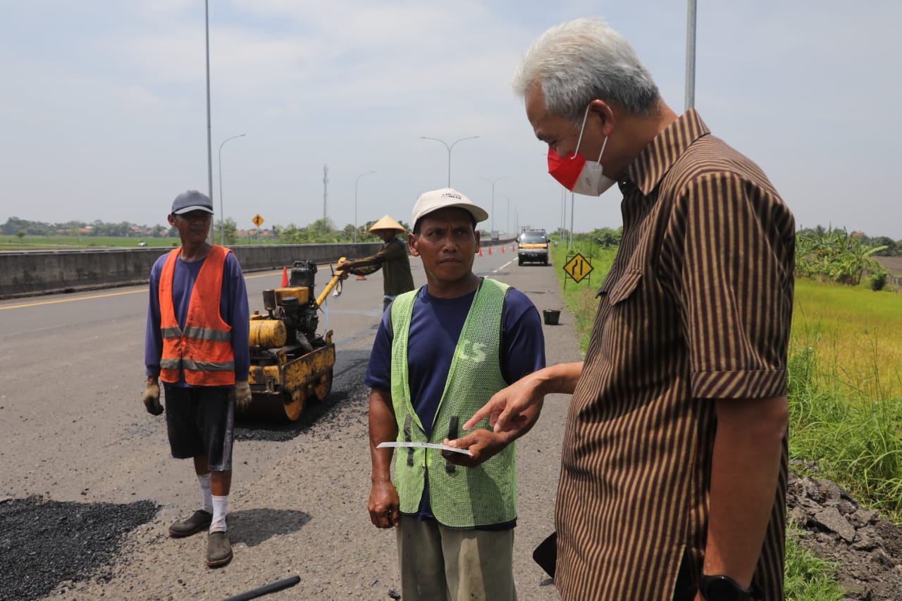 Banyak Lobang, Ganjar Instruksikan Pengelola Jalan Tol Lakukan Perbaikan