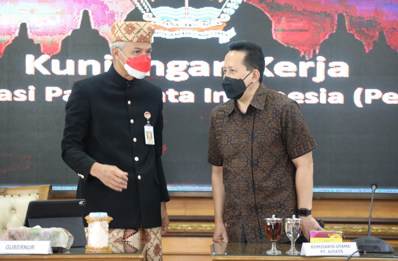 Kepo Baju yang Dikenakan Ganjar Pranowo, Triawan Munaf : Ini Keren Banget, Baju Adat Mana ?