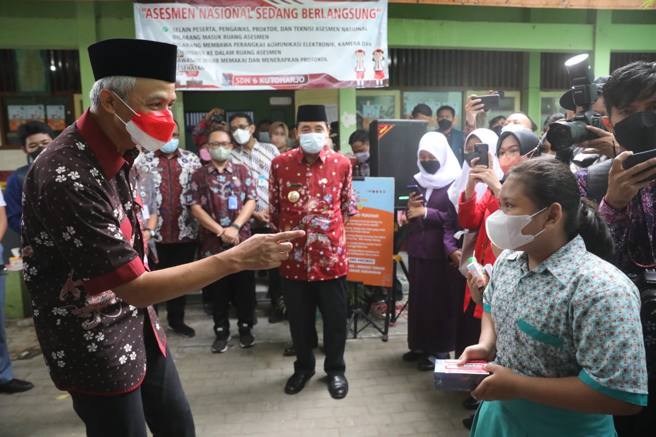 Mimpi Nabila Akhirnya Terwujud, Bocah SD Ini Bertemu dan Dapat Handphone Baru dari Ganjar