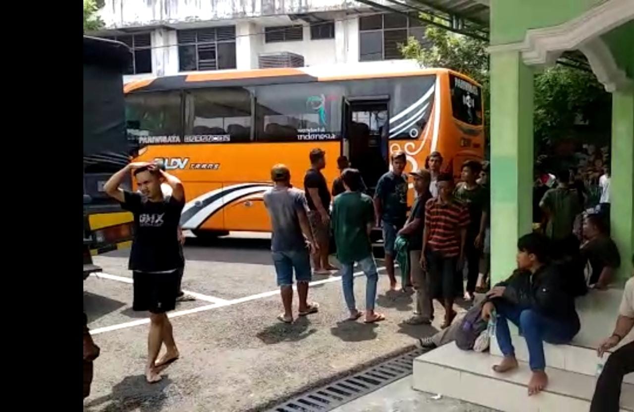 Penuhi Janji, Ganjar Sewa Dua Bus Antar Warga Wadas Pulang dari Polres