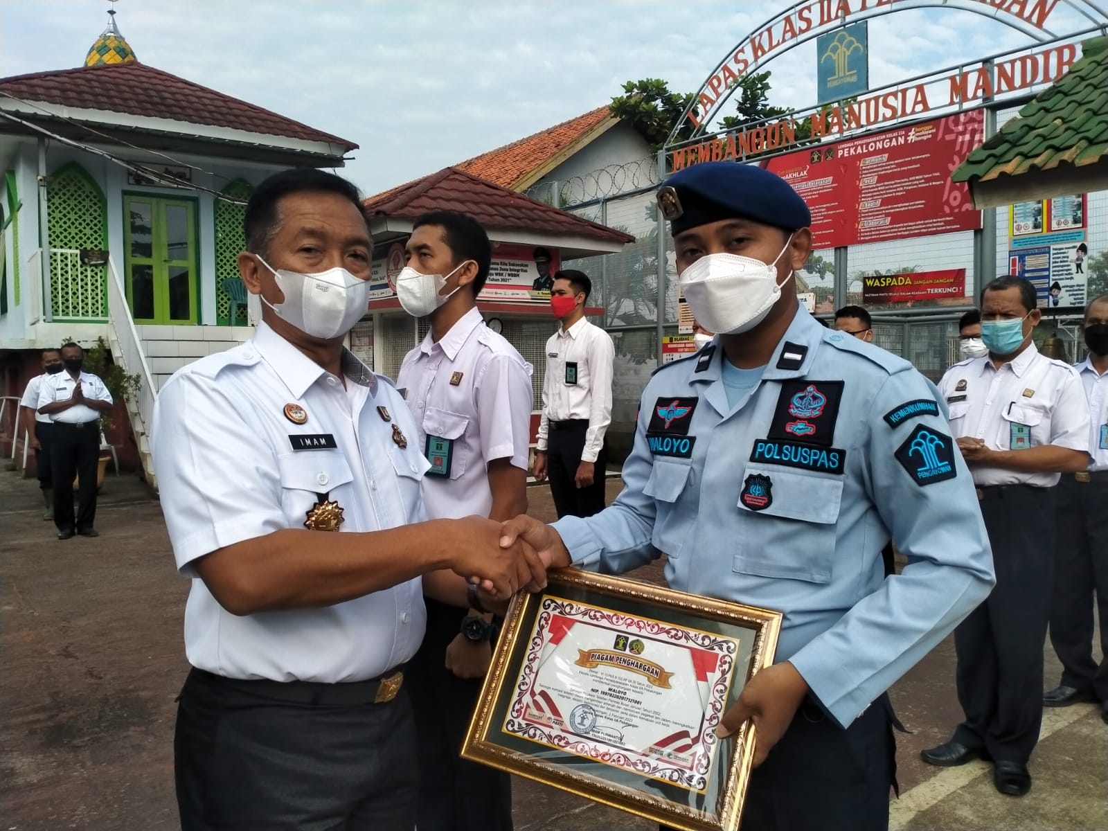 Pacu Kinerja dan Kedisiplinan, Kalapas Pekalongan Beri Penghargaan untuk Dua Pegawai Teladan