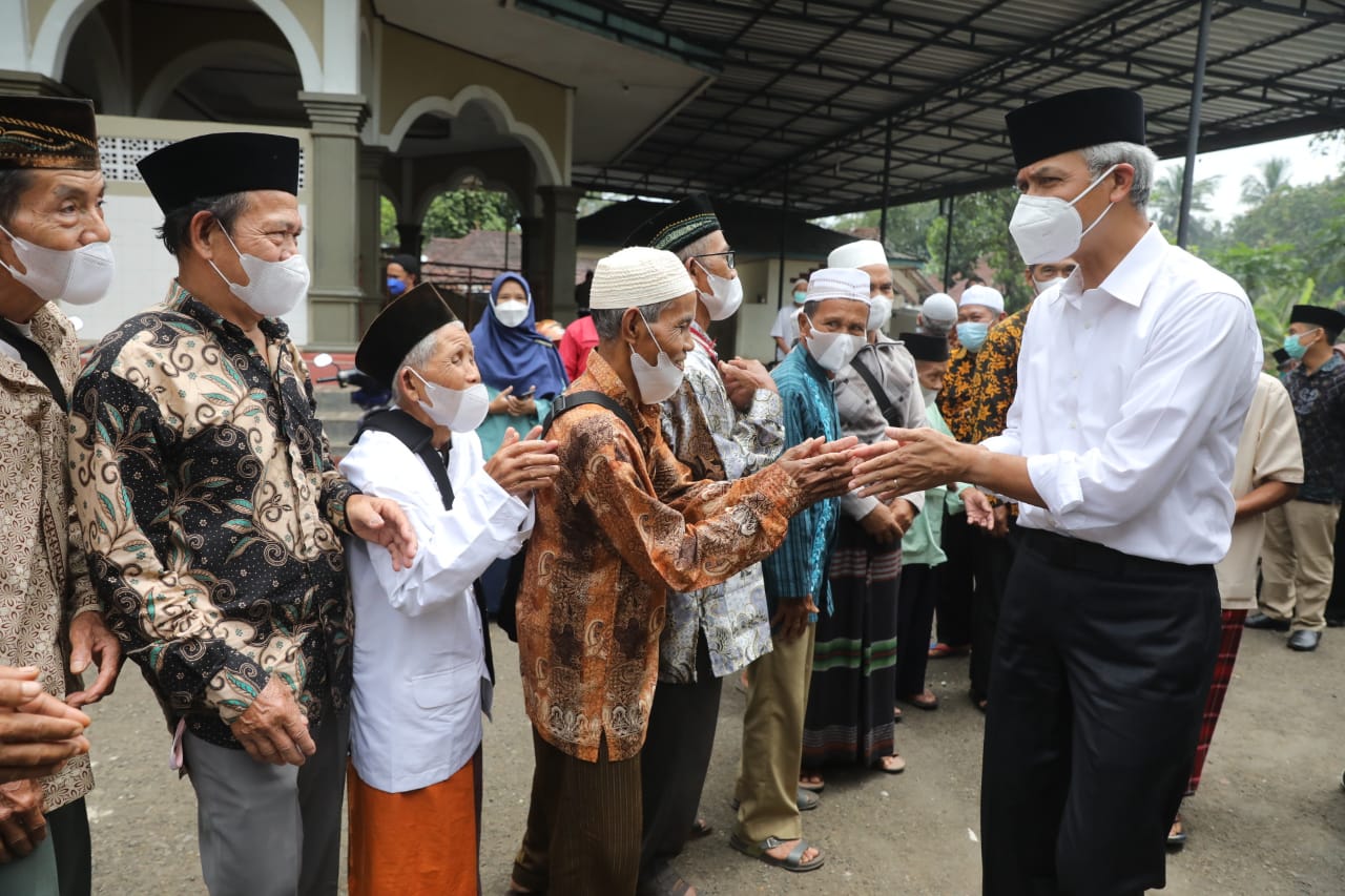 Berkunjung ke Pondok Kalijaran, Ganjar Ziarah Makam Mbah Hisyam Hingga jadi Pengasuh Pondok