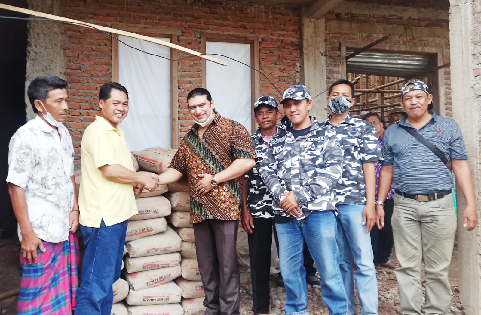 Bapera Kabupaten Pekalongan Bantu Material Pembangunan Tempat Ibadah