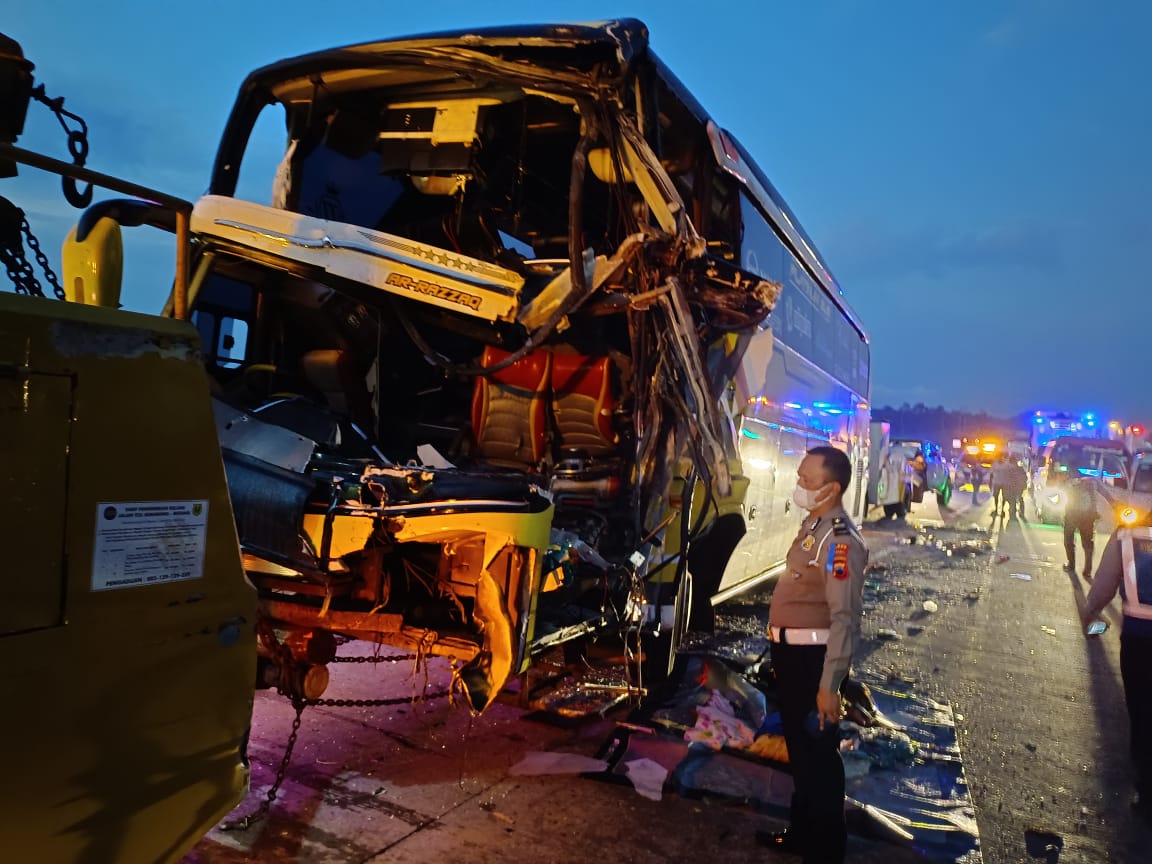 Tabrakan Karambol di Tol Batang-Semarang, Dua Penumpang Bus Tewas