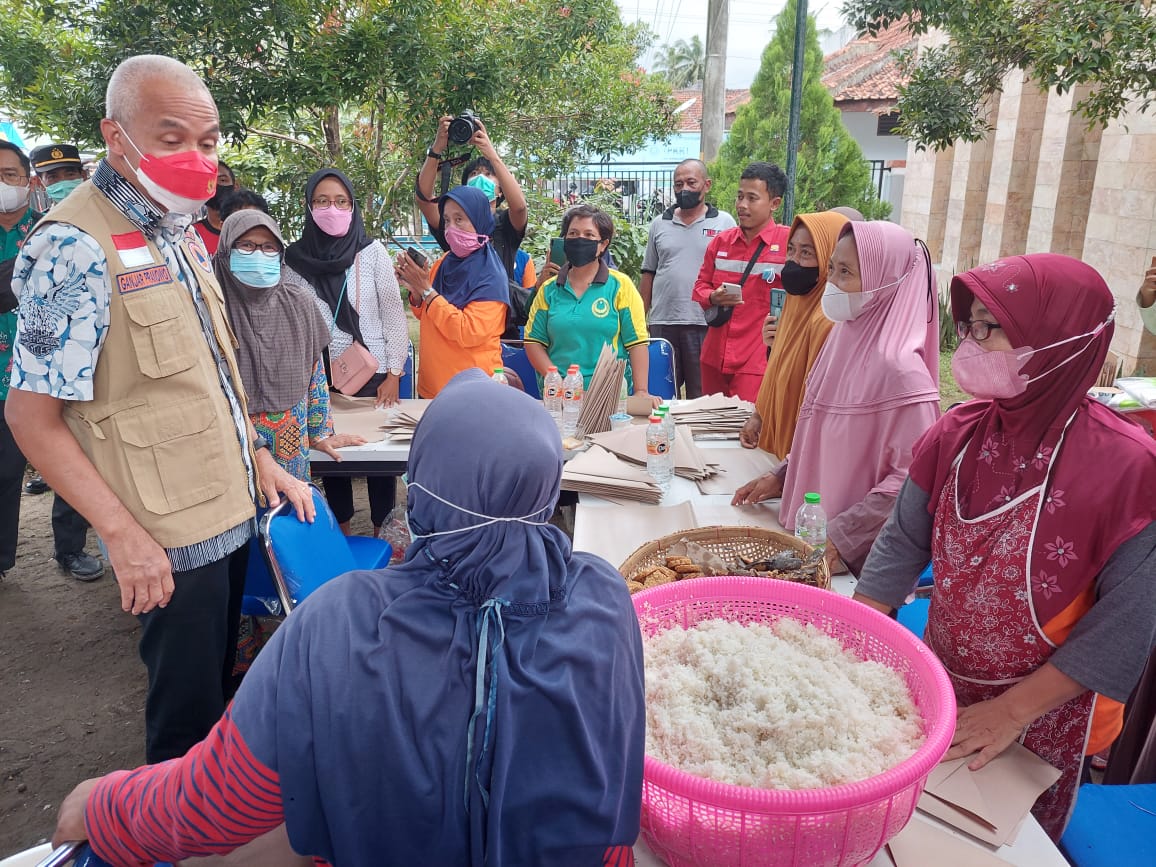 Cek Banjir Purworejo, Ganjar Hibur Pengungsi dan Bagikan Mainan ke Anak-Anak