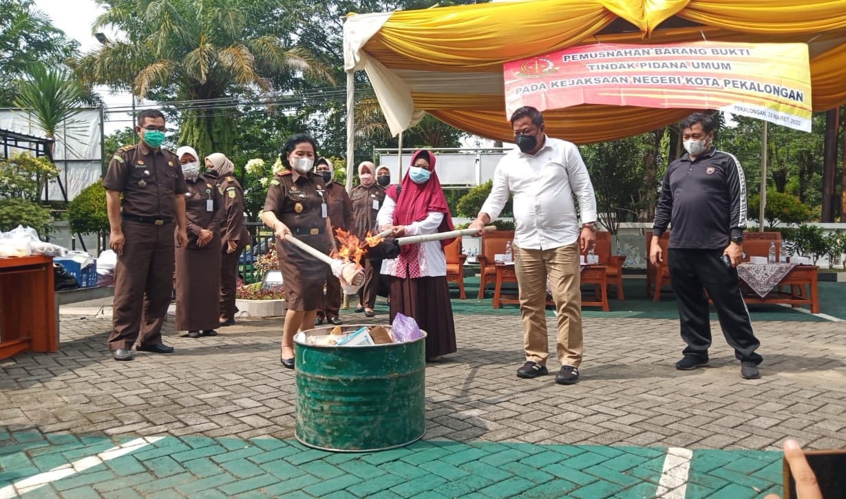 Kejari Kota Pekalongan Musnahkan Barang Bukti Puluhan Perkara Tindak Pidana