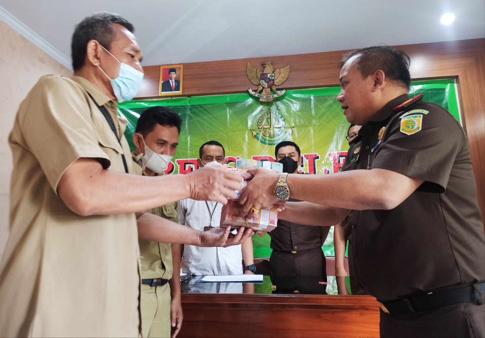 Kejaksaan Kembalikan Uang BB Tindak Korupsi TKD Exit Tol Bojong Rp 293.700.000, Langsung ke Pemdes Bojong Ming