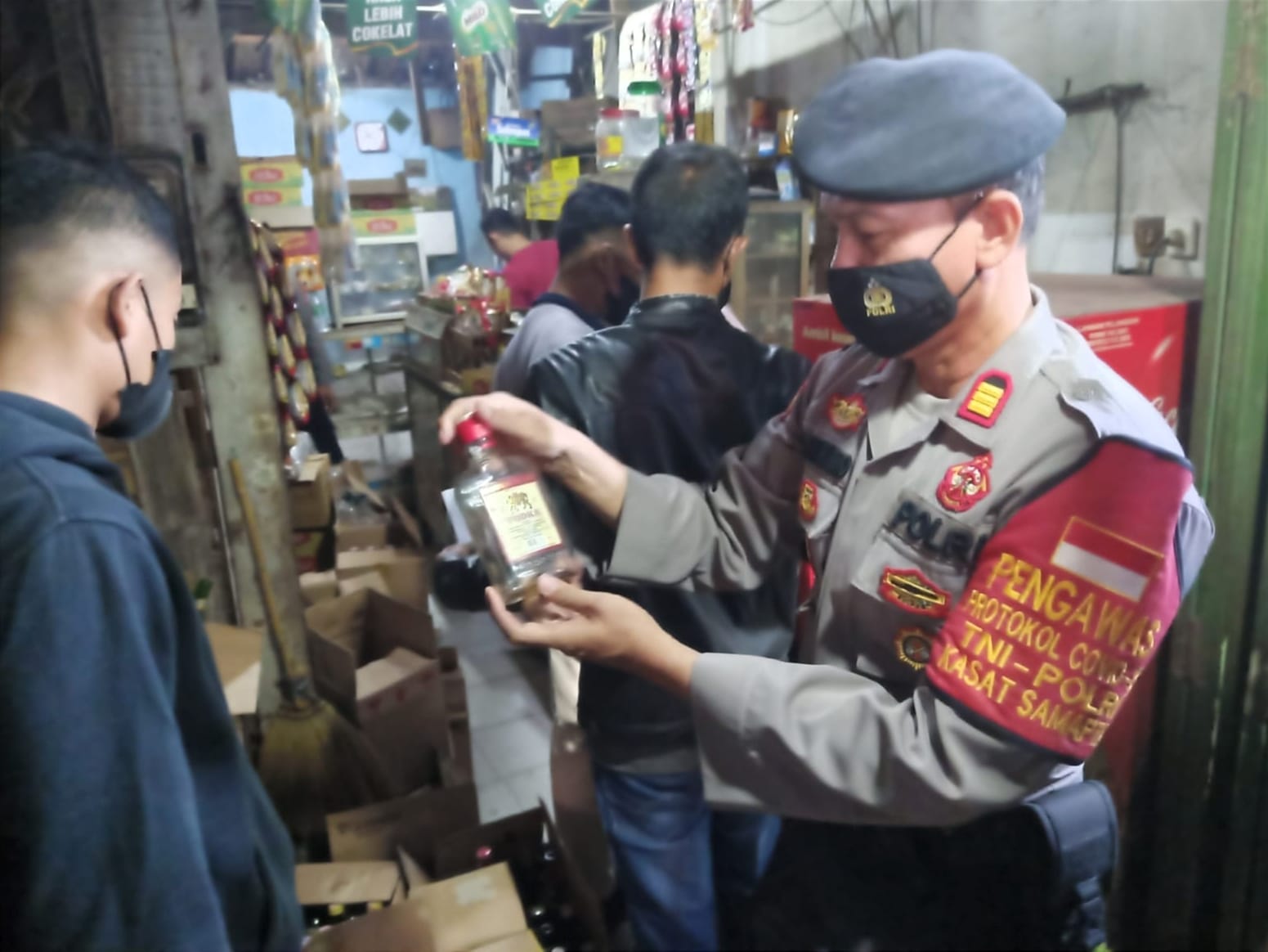 Cipta Kondisi jelang Ramadan, Samapta Polres Pekalongan Kota Sita Ratusan Botol Miras