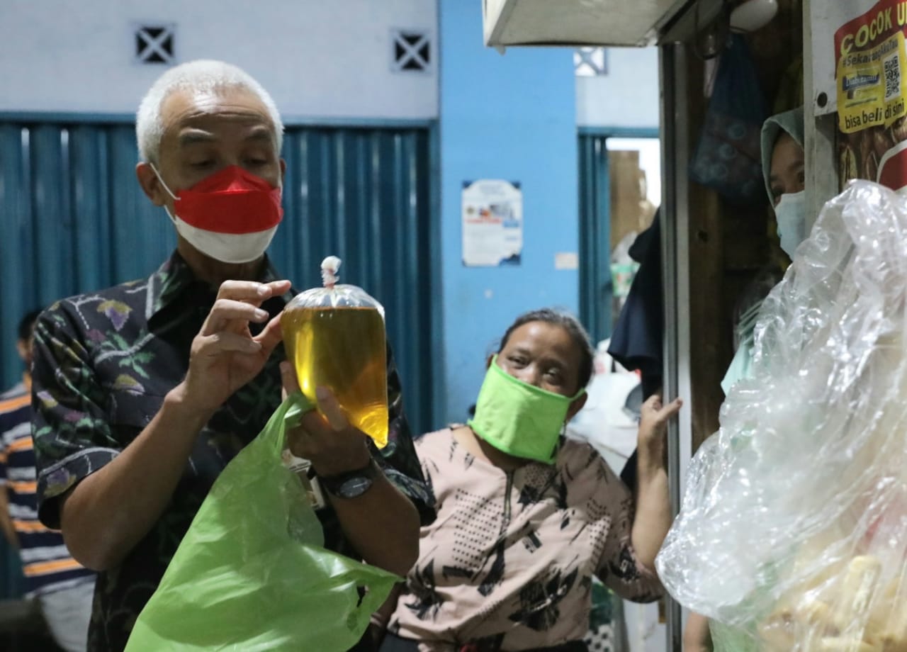 Ganjar Temukan Minyak Goreng Curah Harga Rp22 Ribu, Begini Pembelaan Pedagang