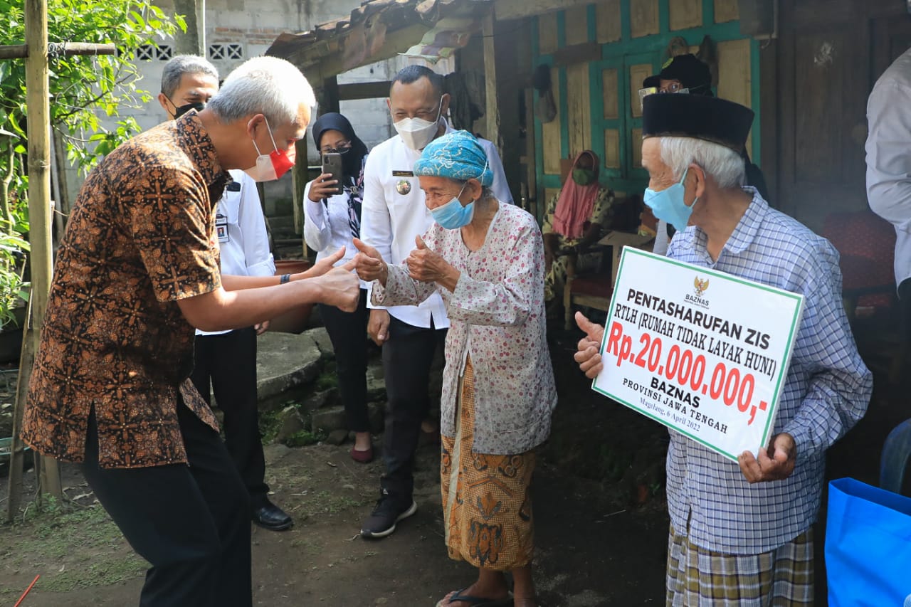 Bungahnya Mbah Dasromi, Ganjar Datang Bawa Bantuan Rehab Rumah Tak Layak Huni