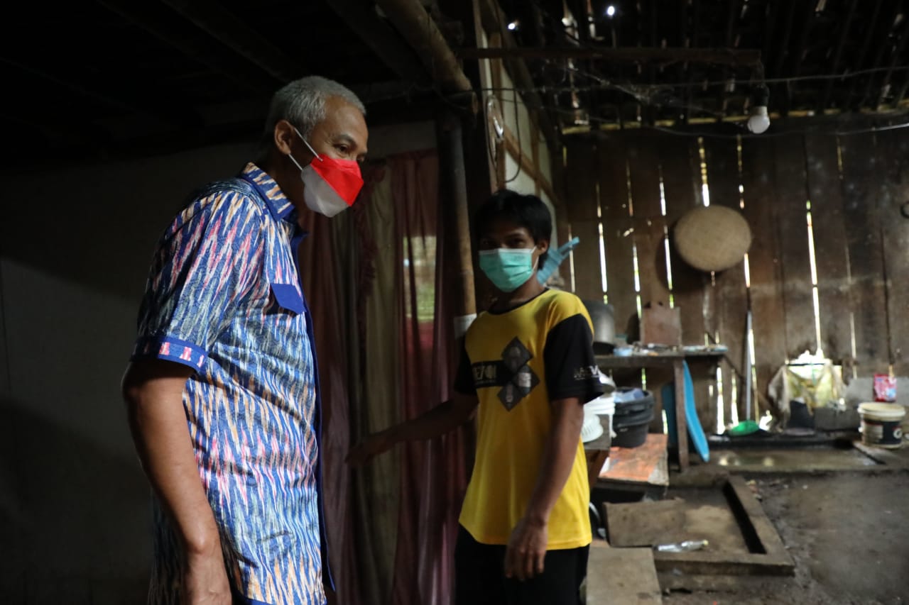 Ngabuburit Ala Ganjar, Sehari Bedah Dua Rumah Warga Miskin