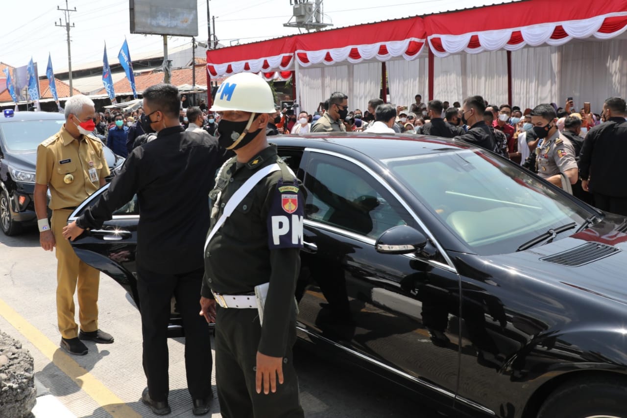 Ganjar Dampingi Jokowi Bagikan BLT Minyak Goreng di Pasar Tradisional Brebes