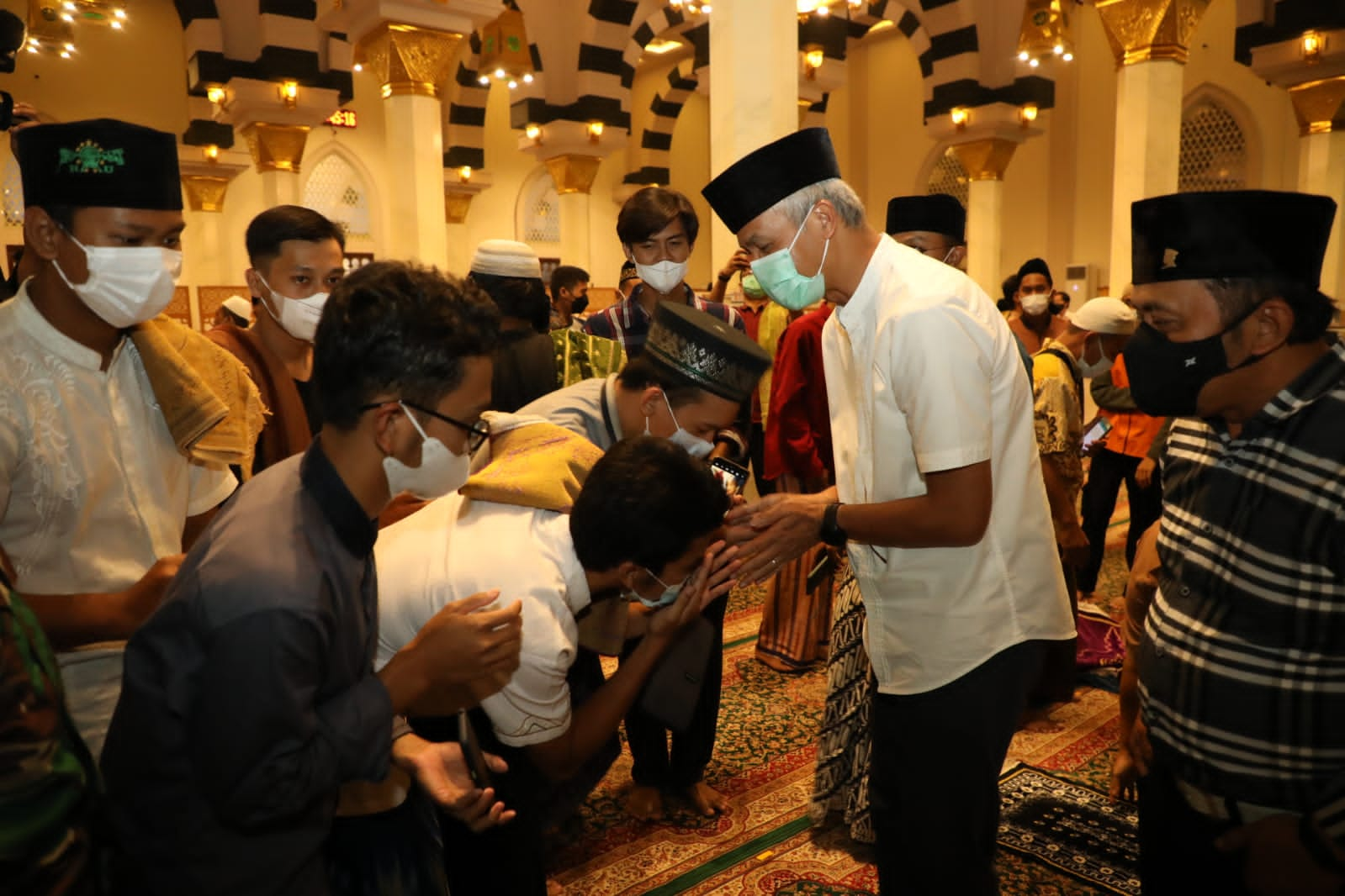 Salat Tarawih di Masjid Ar-Rahman Blitar, Ganjar : Masyaallah, Serasa Salat di Madinah