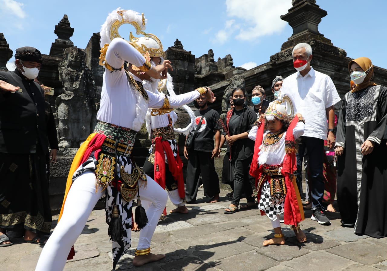 Ganjar ke Candi Penataran, Disambut Hanoman Cilik dan Didoakan Sehat serta Sukses Selalu