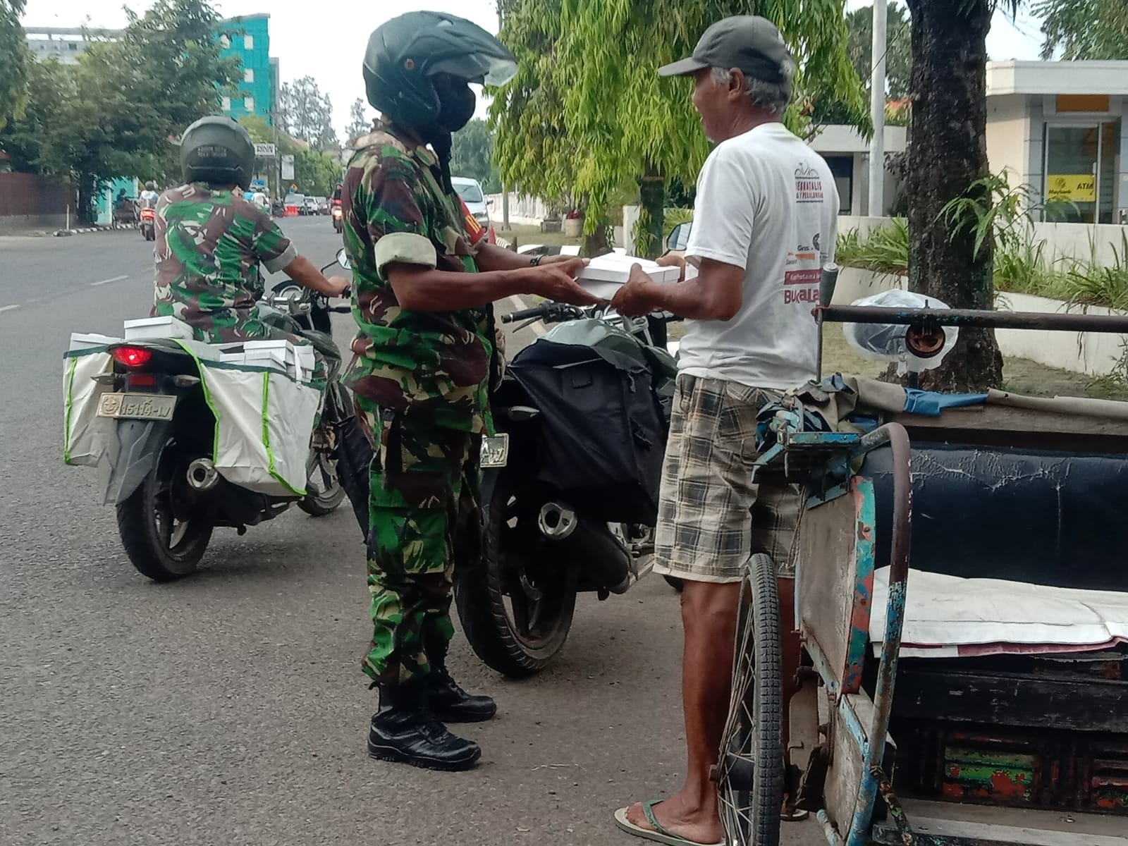 Pakai Motor Dinas, Babinsa Kodim Pekalongan Bagikan Nasi Kotak ke Tukang Becak dan Pengguna Jalan