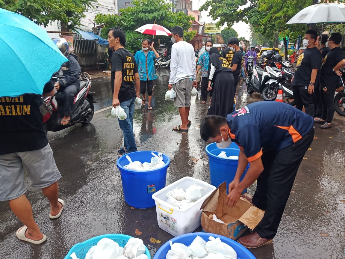 Sempat 2 Tahun Terhenti akibat Pandemi, Law Firm AN Setyono Kembali Berbagi Takjil untuk Pengguna Jalan dan Ma