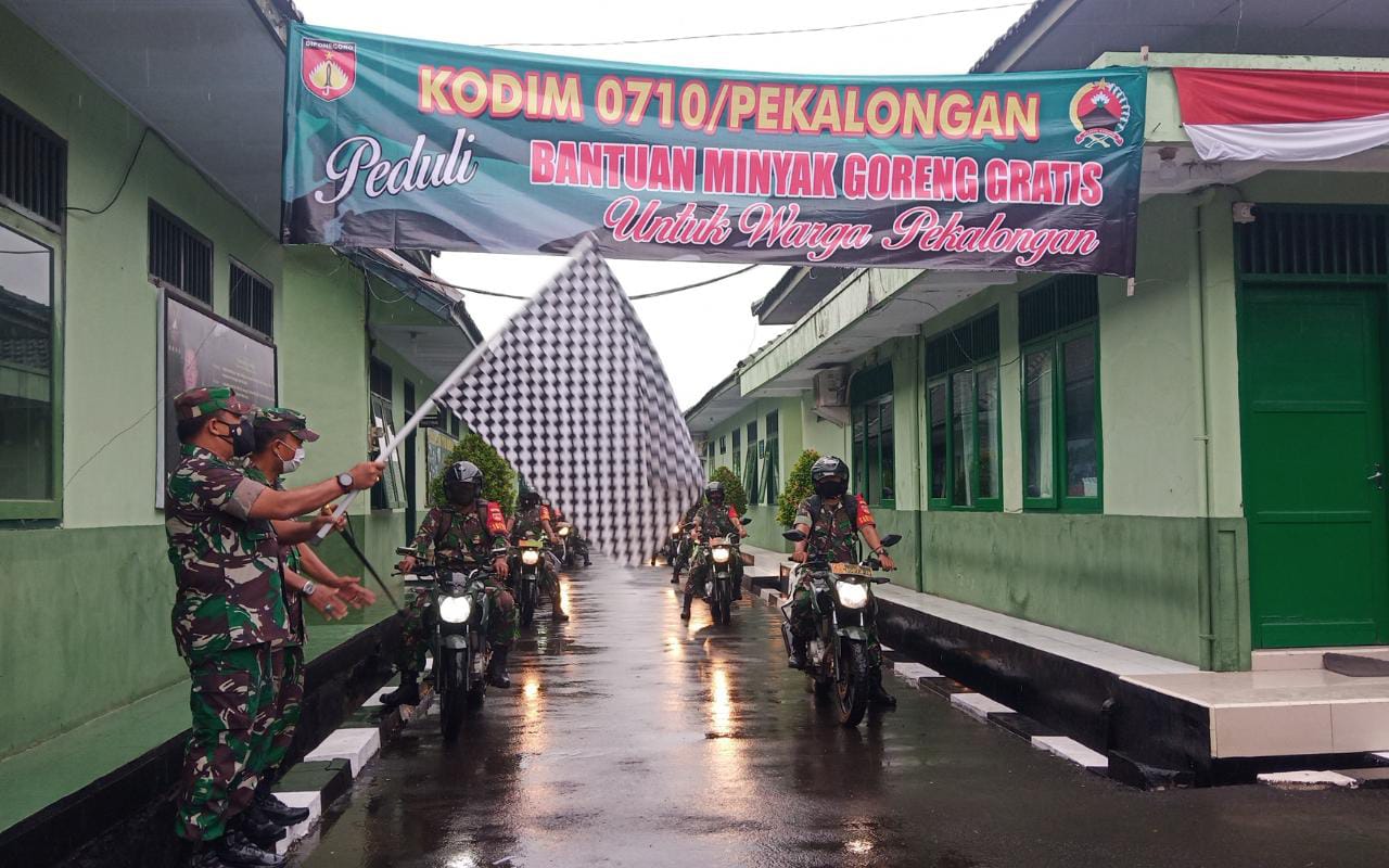 Kodim Pekalongan Bagikan 1 Ton Minyak Goreng Gratis ke Warga