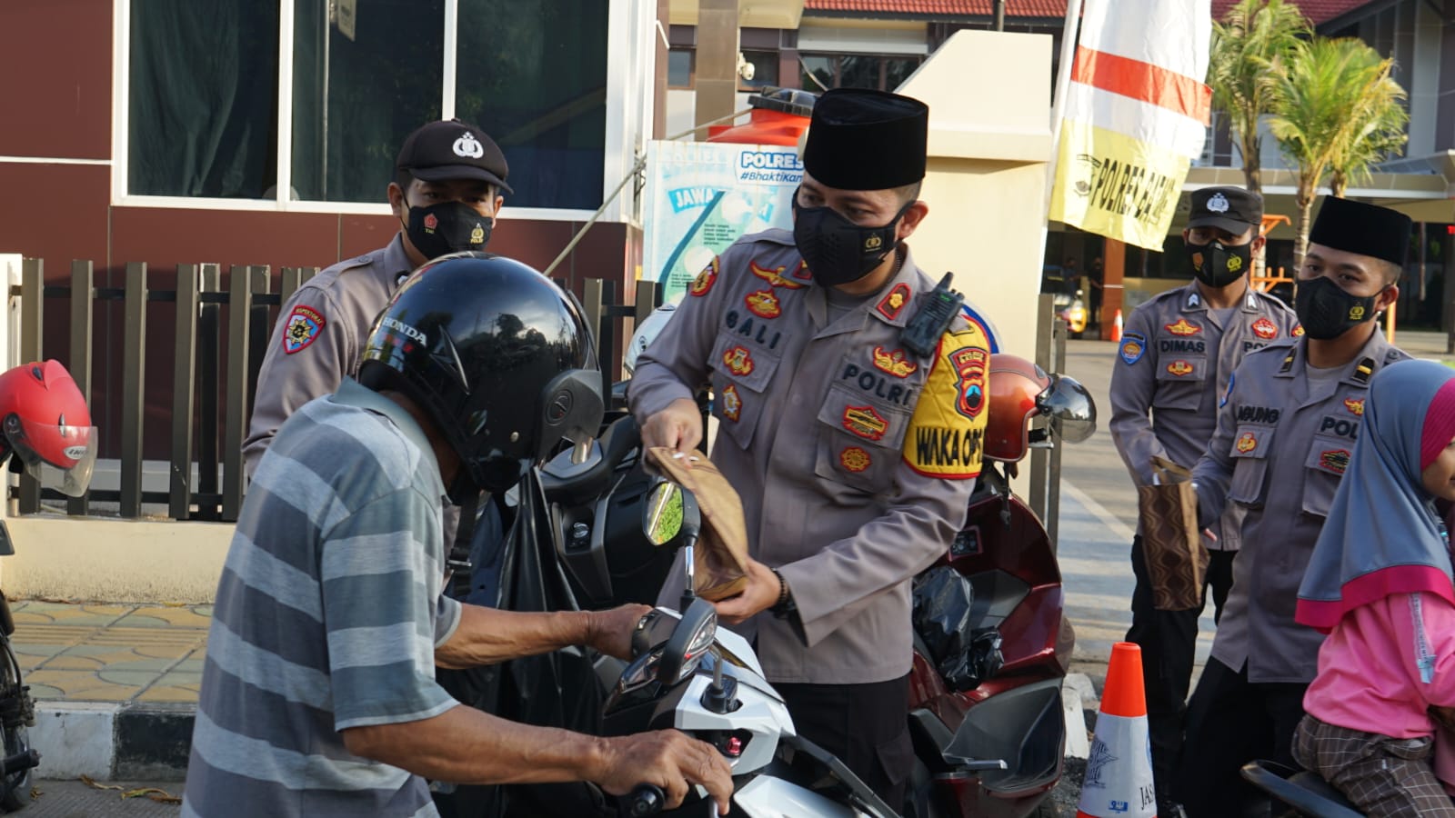 Dikira Ada Razia, Ternyata Polisi Bagi-bagi Takjil