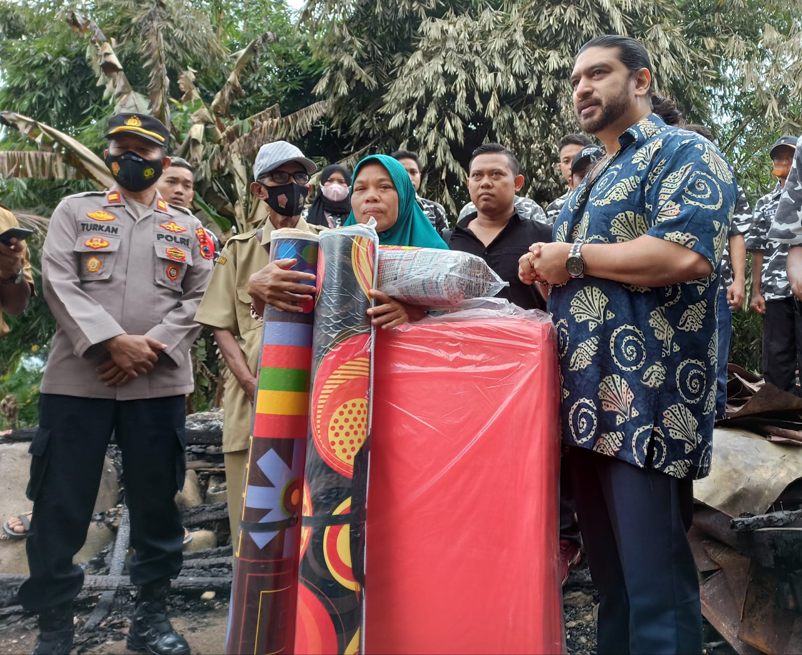 Bakar Sampah, Rumah Warga Ikut Ludes Terbakar, DPD Bapera Langsung Turun Salurkan Bantuan