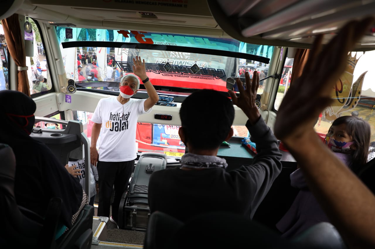 Ganjar Lepas 5.748 Orang Mudik ke Jateng, Pemudik : Pak Ganjar Maturnuwun ya Pak, Inyong Iso Mudik