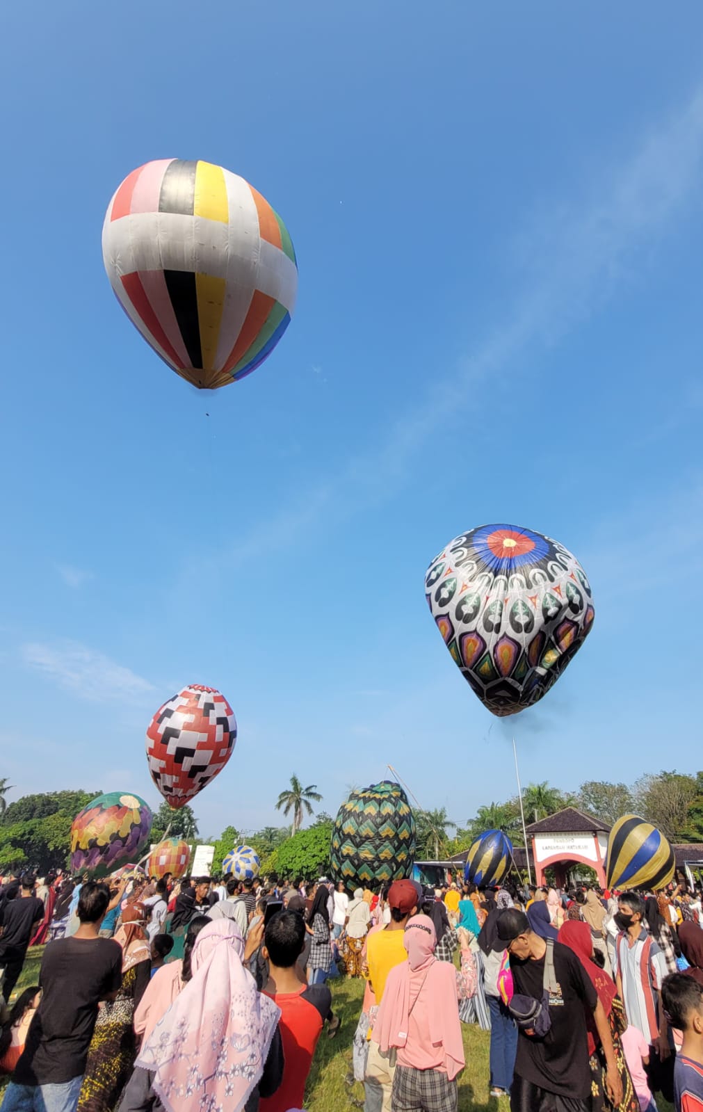 Kembali Digelar setelah Dua Tahun Vakum, Festival Balon Udara Pekalongan Tarik Antusias Ribuan Warga