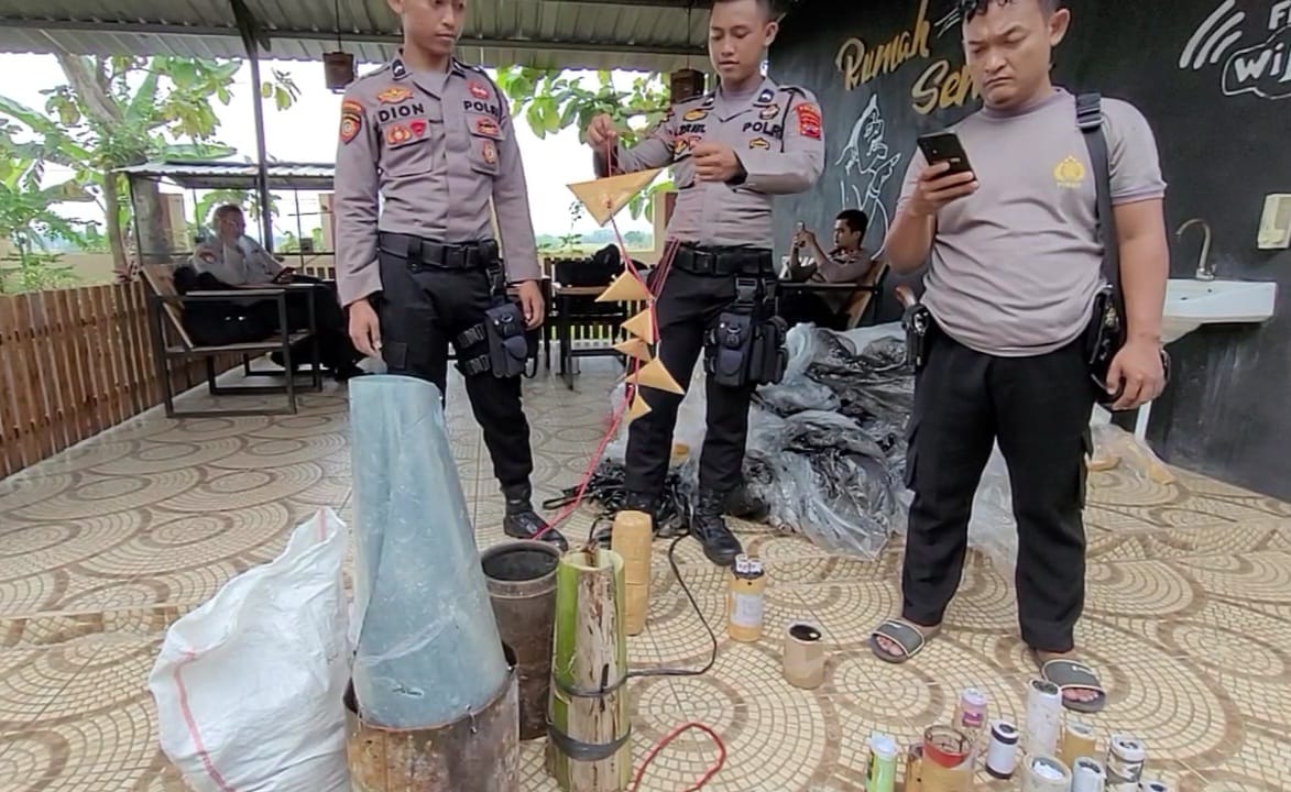 Polisi Amankan Puluhan Balon Udara dan Petasan