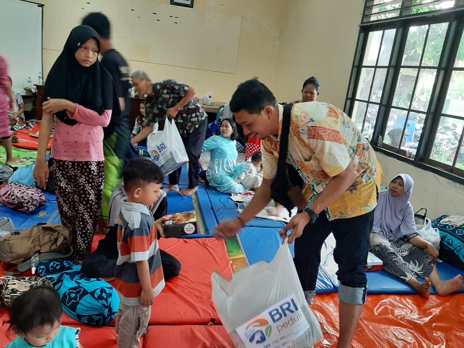 BRI Cabang Pekalongan Salurkan Bantuan Untuk Korban Banjir Rob di Pekalongan