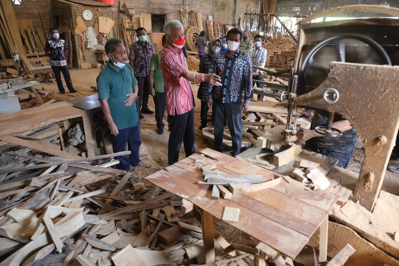 Pengrajin Ukiran Manfaatkan Energi Alternatif, Ganjar : Siang Pakai Tenaga Surya, Malam dari PLN