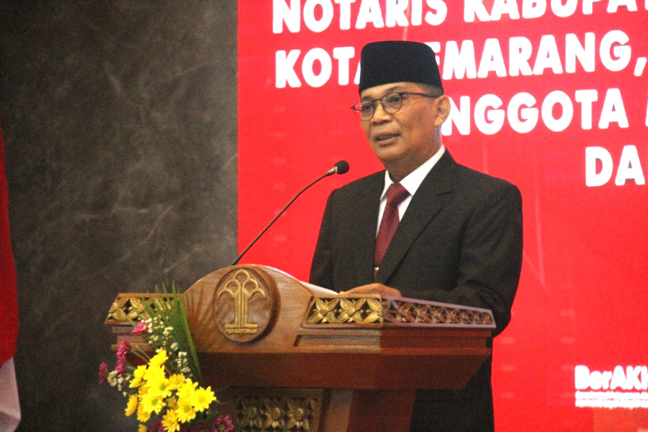 <em>Ambil Sumpah Kewarganegaraan, Kakanwil Kemenkumham Jateng Minta WNI Baru Untuk Selalu Setia NKRI</em>