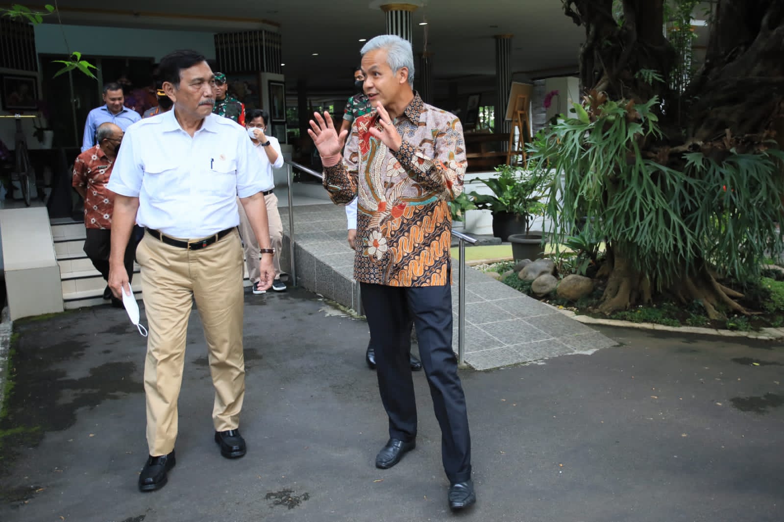 Ganjar-Luhut Sepakat Tunda Rencana Kenaikan Tarif Naik Stupa Borobudur