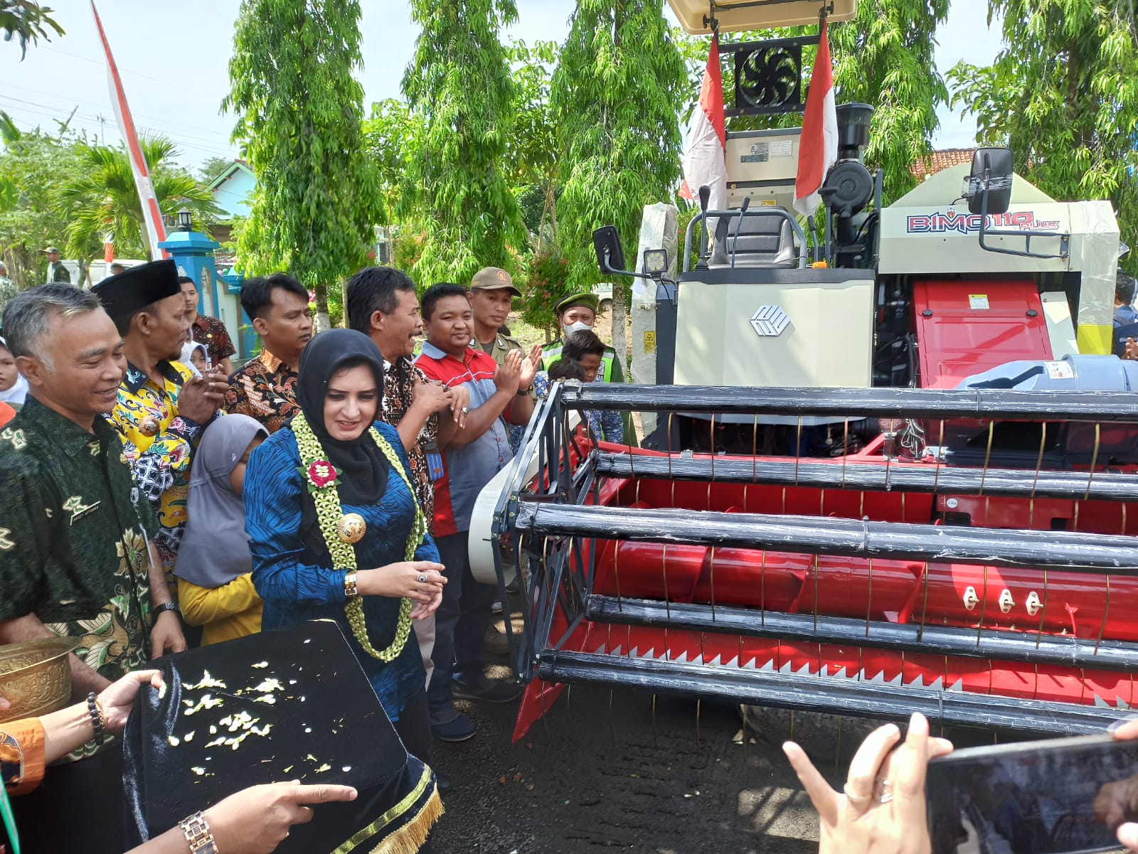 Bupati Fadia Arafiq Salurkan Bantuan Alat Mesin Pertanian