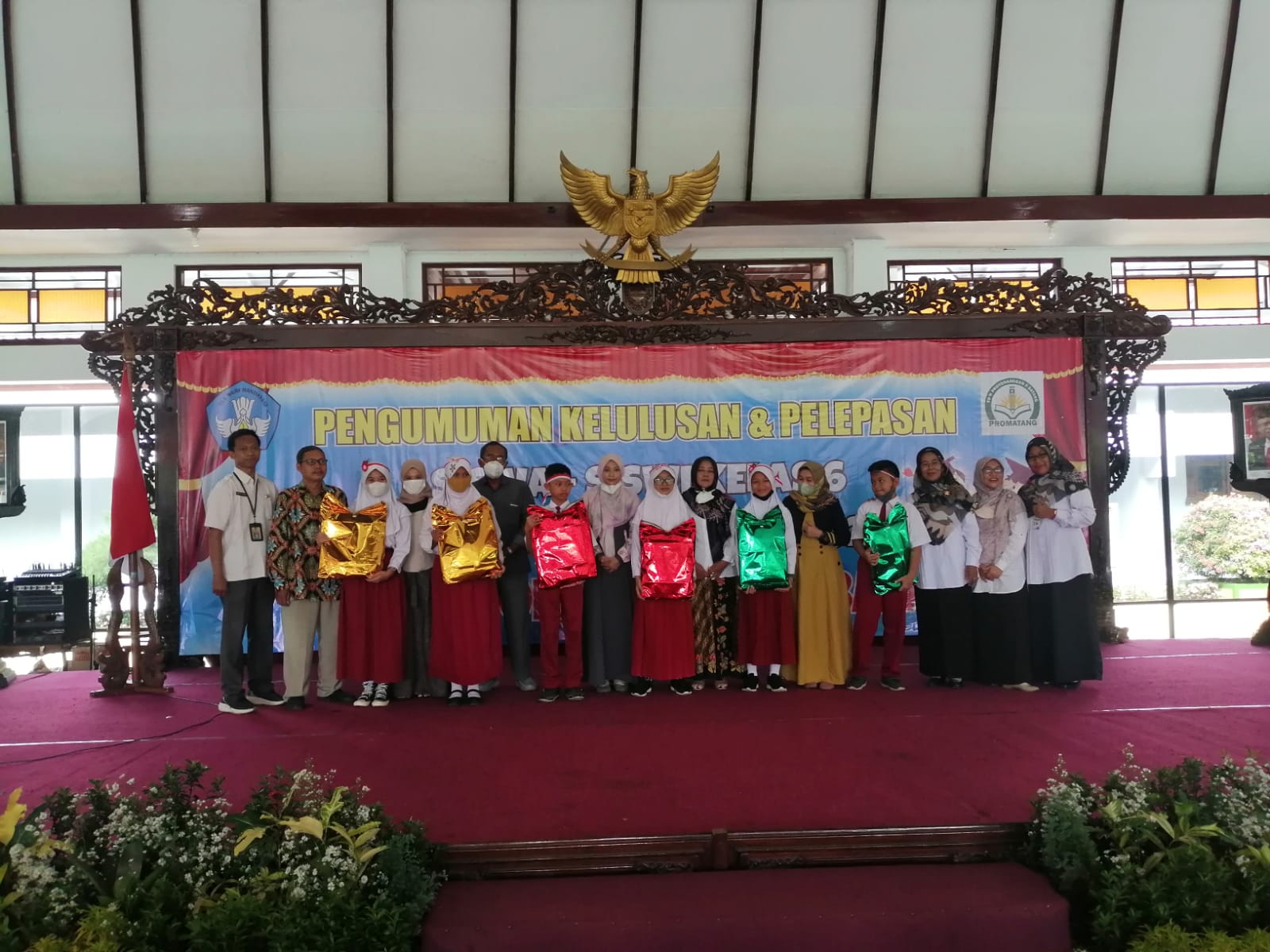 SDN Proyonanggan 05 Beri Reward ke Lulusan Beprestasi