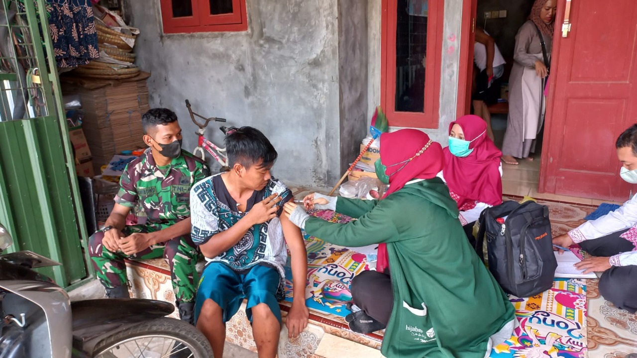 Nakes Didampingi Babinsa Datangi Rumah Warga, Ini yang Dilakukan