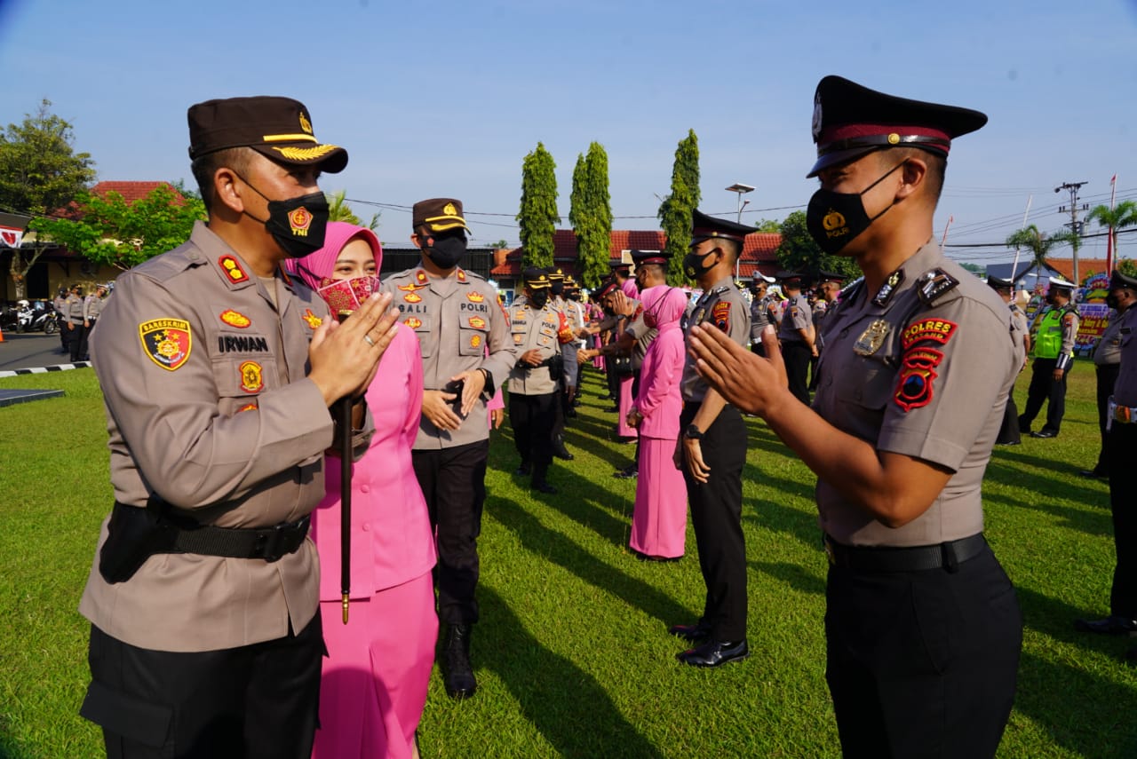 Kado Hari Bhayangkara, 49 Personel Polres Batang Naik Pangkat