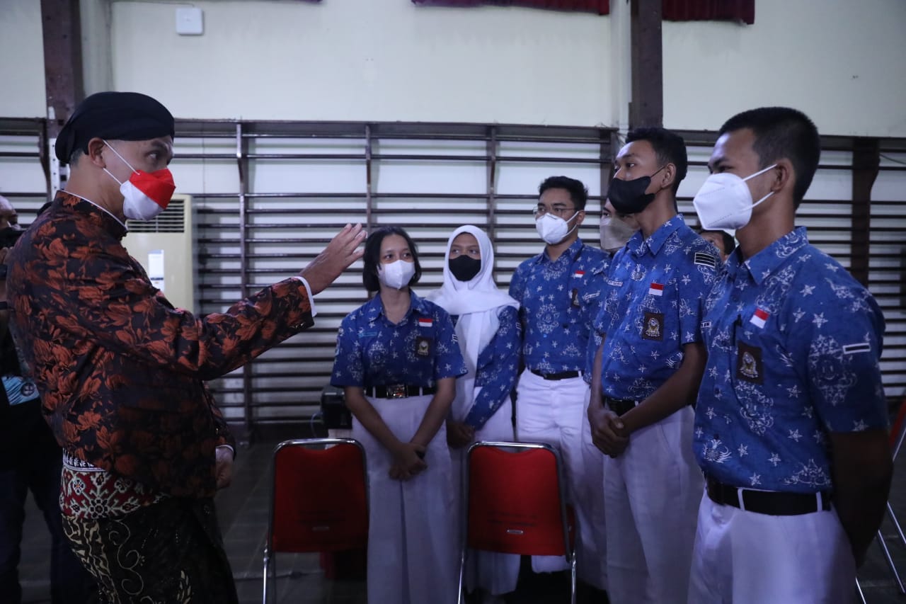 Penutupan PPDB, Ganjar Sidak ke SMAN 1 dan 3 Semarang; Seratus Persen Daftar Ulang Semua