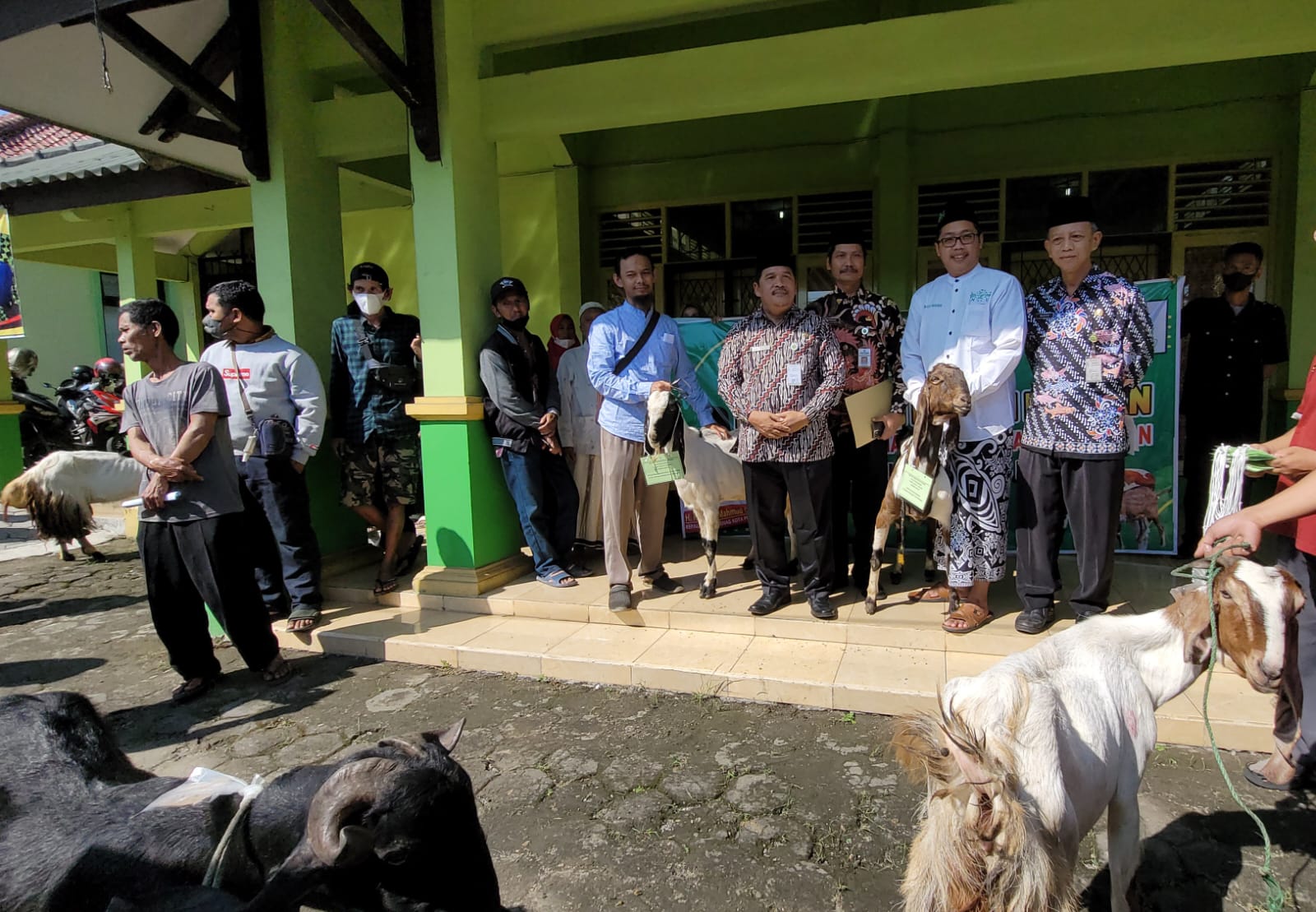 Kemenag Kota Pekalongan Serahkan 24 Ekor Hewan Kurban ke Masyarakat