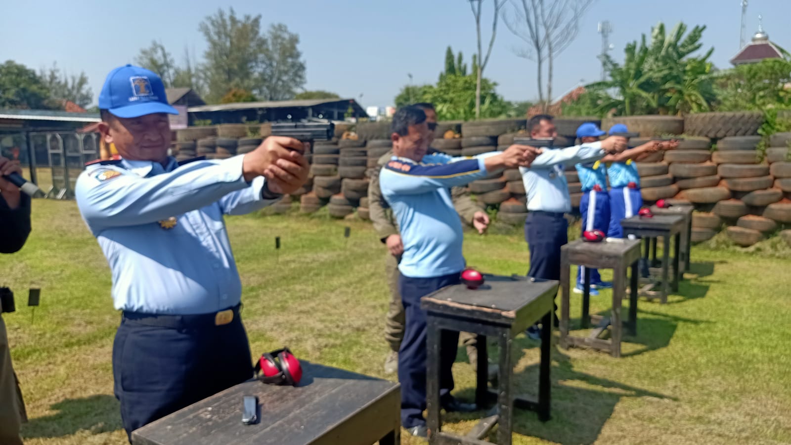 Tingkatkan Ketrampilan Menggunakan Senpi, Petugas Lapas Pekalongan Ikuti Latihan Menembak