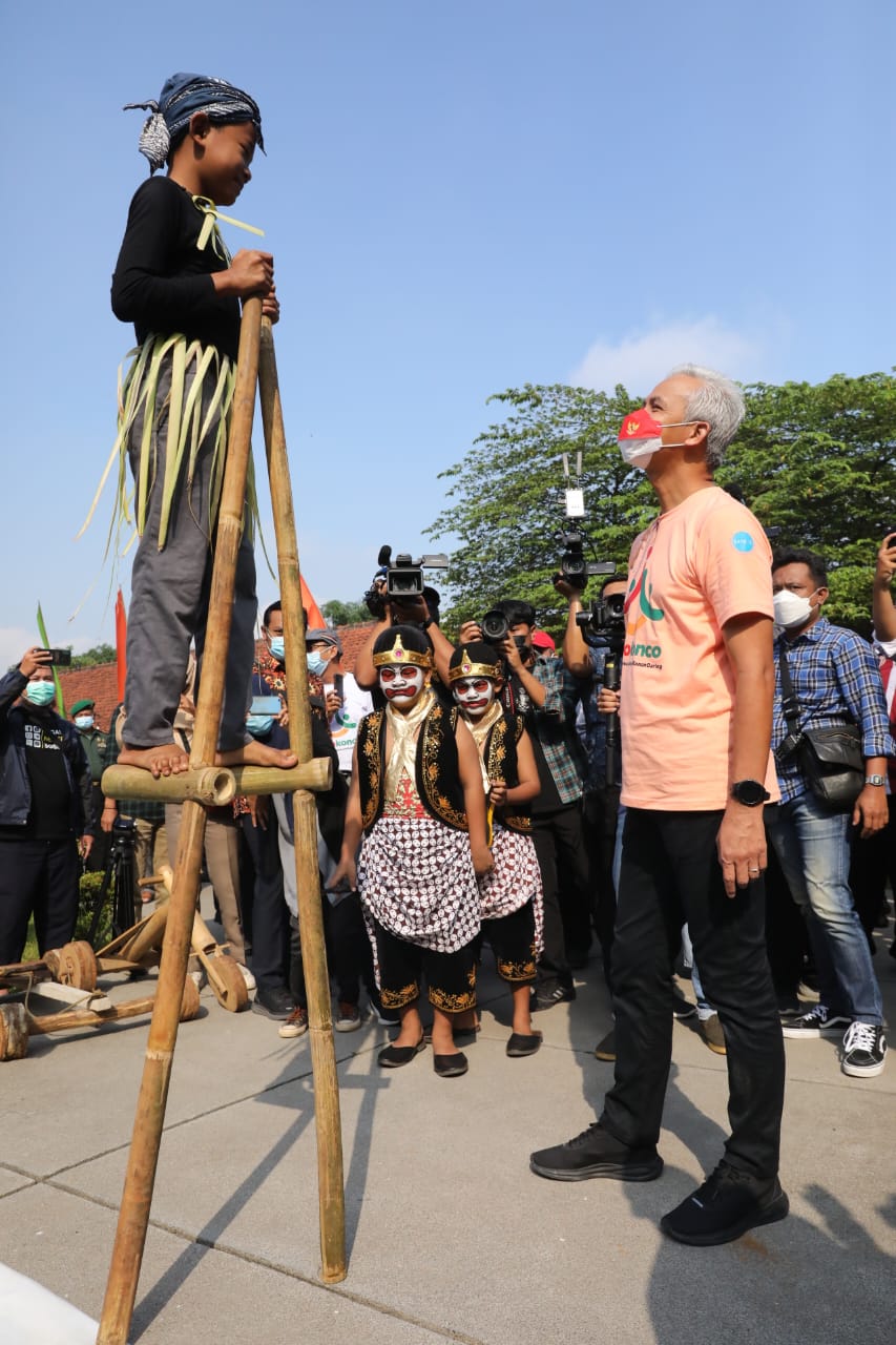 Naik Egrang, Diki Minta Hadiah Buku pada Ganjar