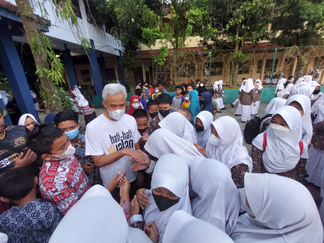 Jadi Guru Dadakan, Ganjar Bikin Siswa SMPN 1 Kalimanah Heboh