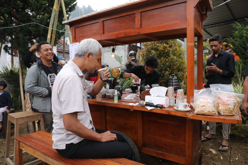 Ngopi Bareng Radio Komunitas di Lereng Merapi, Ganjar : Radio Eksis Terus dan Manfaatnya Luar Biasa