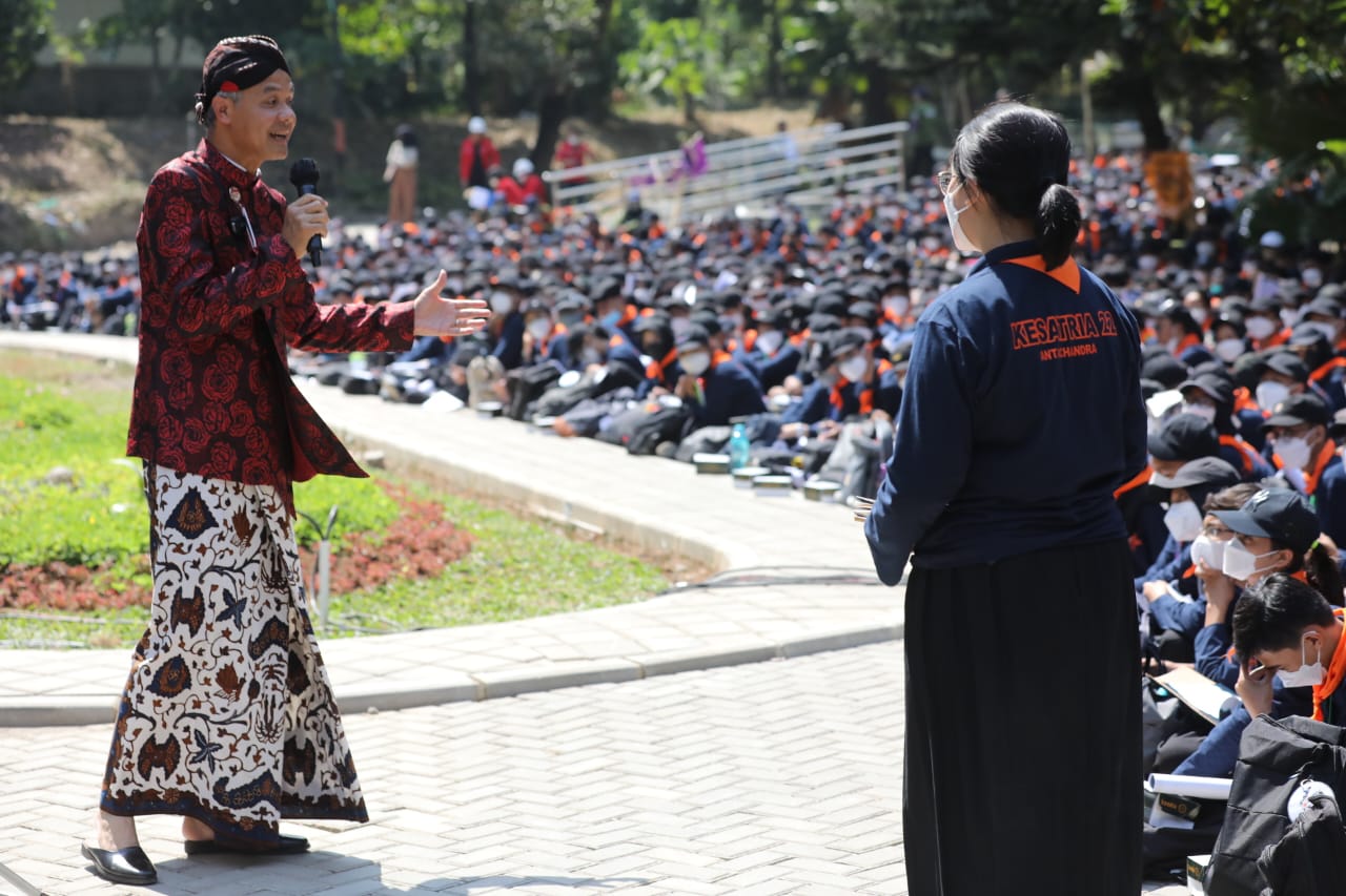 Kenakan Beskap dan Berpanas-panasan, Ganjar Motivasi Mahasiswa Teknik UGM Siapkan Diri