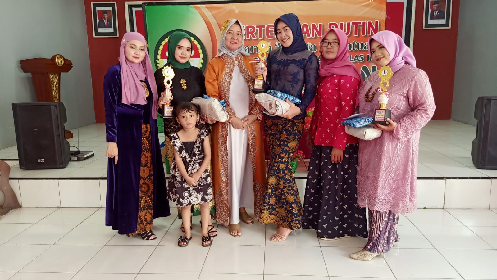 Fashion Show Kebaya DWP Lapas Pekalongan Meriahkan HDKD ke-77 dan HUT ke-77 Kemerdekaan RI