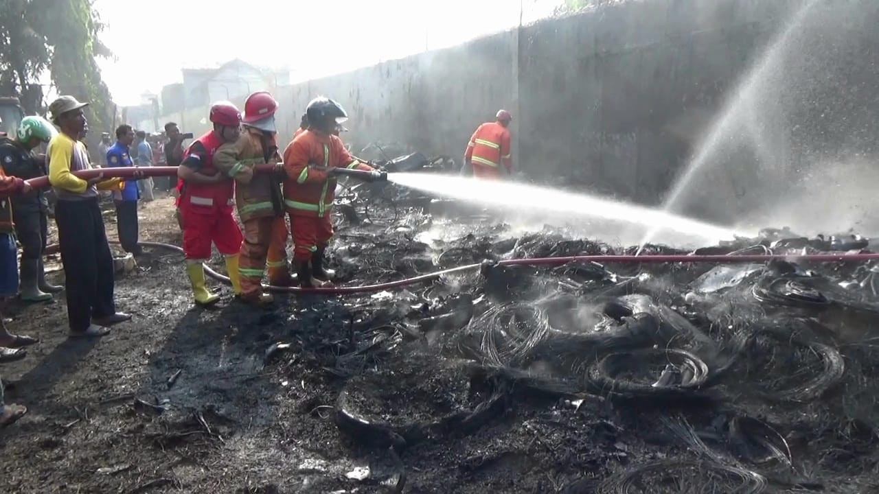 Kebakaran Menimpa Sebuah Garasi Bus di Kota Pekalongan
