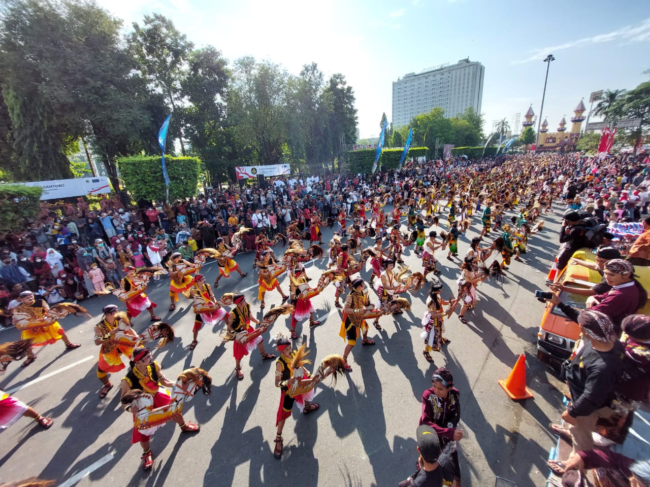 Meriahnya Gamelan Kolosal, Ribuan Orang Njaran Bareng Seniman Desa di Simpang Lima