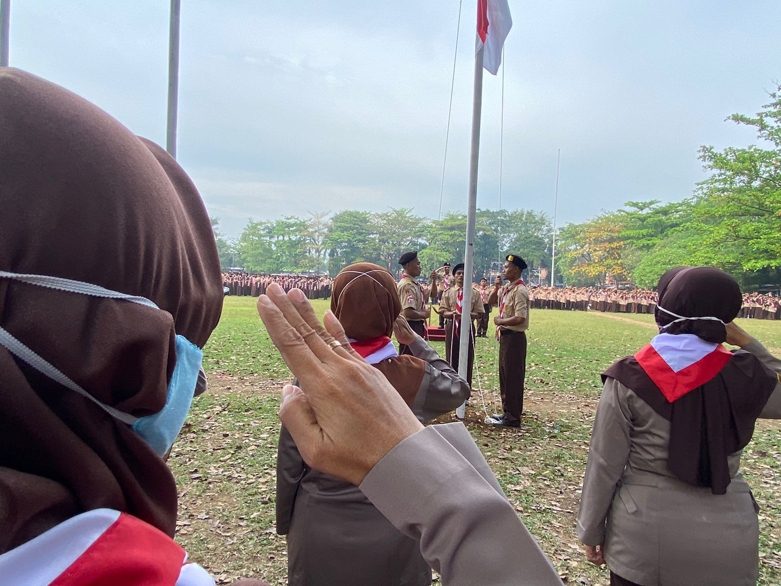 Tiga Warga Binaan Lapas Batang Jadi Pengibar Bendera Upacara Peringatan Pramuka